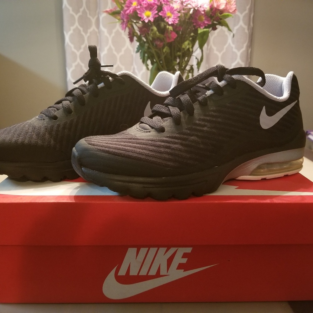 Nike Air Max Invigor SE